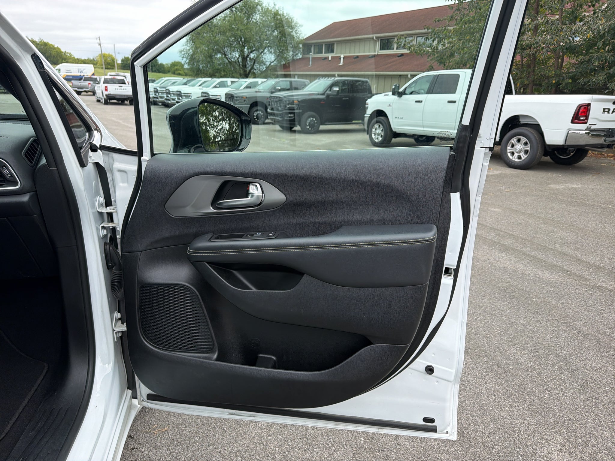 2025 Chrysler Pacifica Select