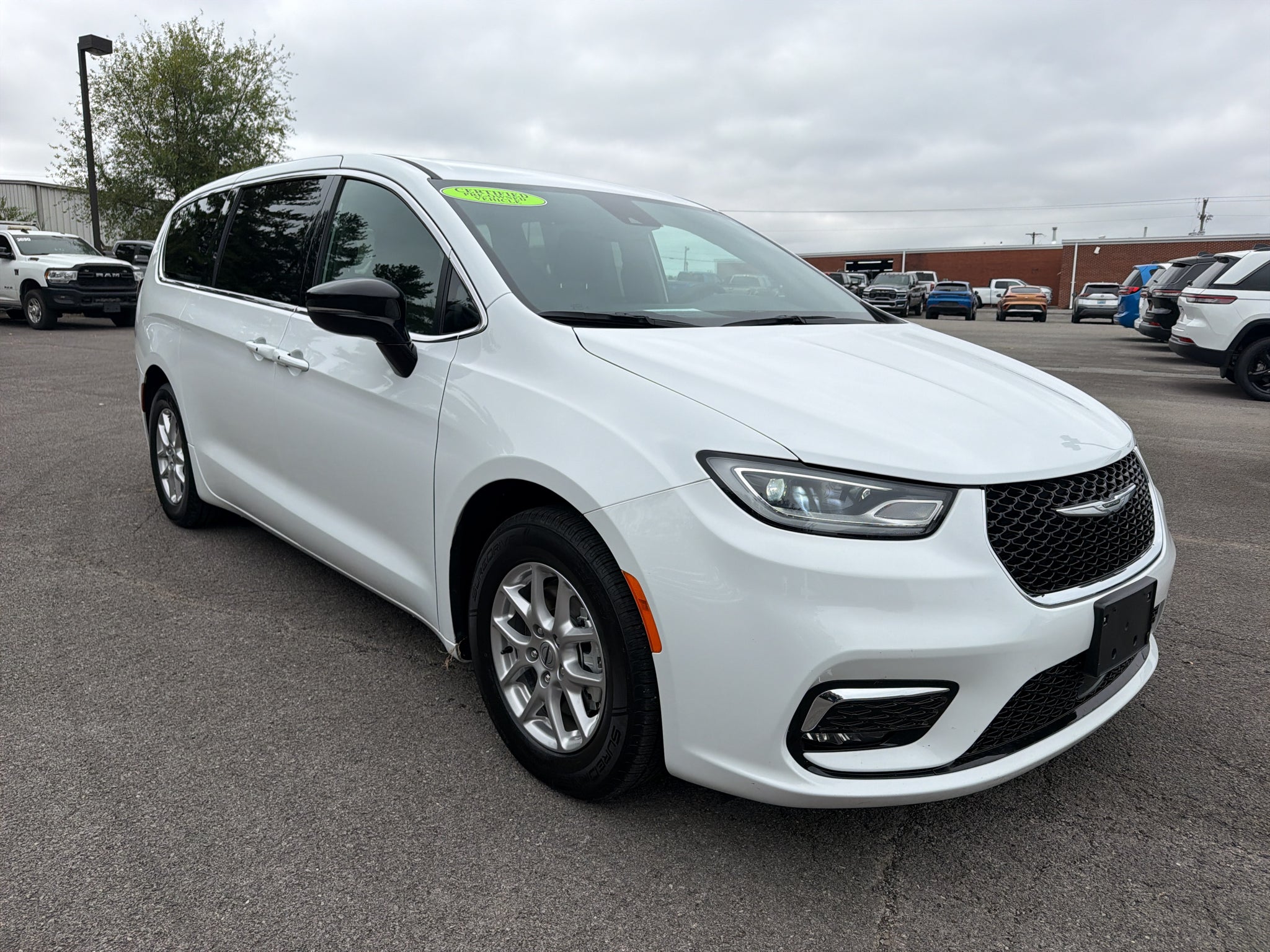 2025 Chrysler Pacifica Select