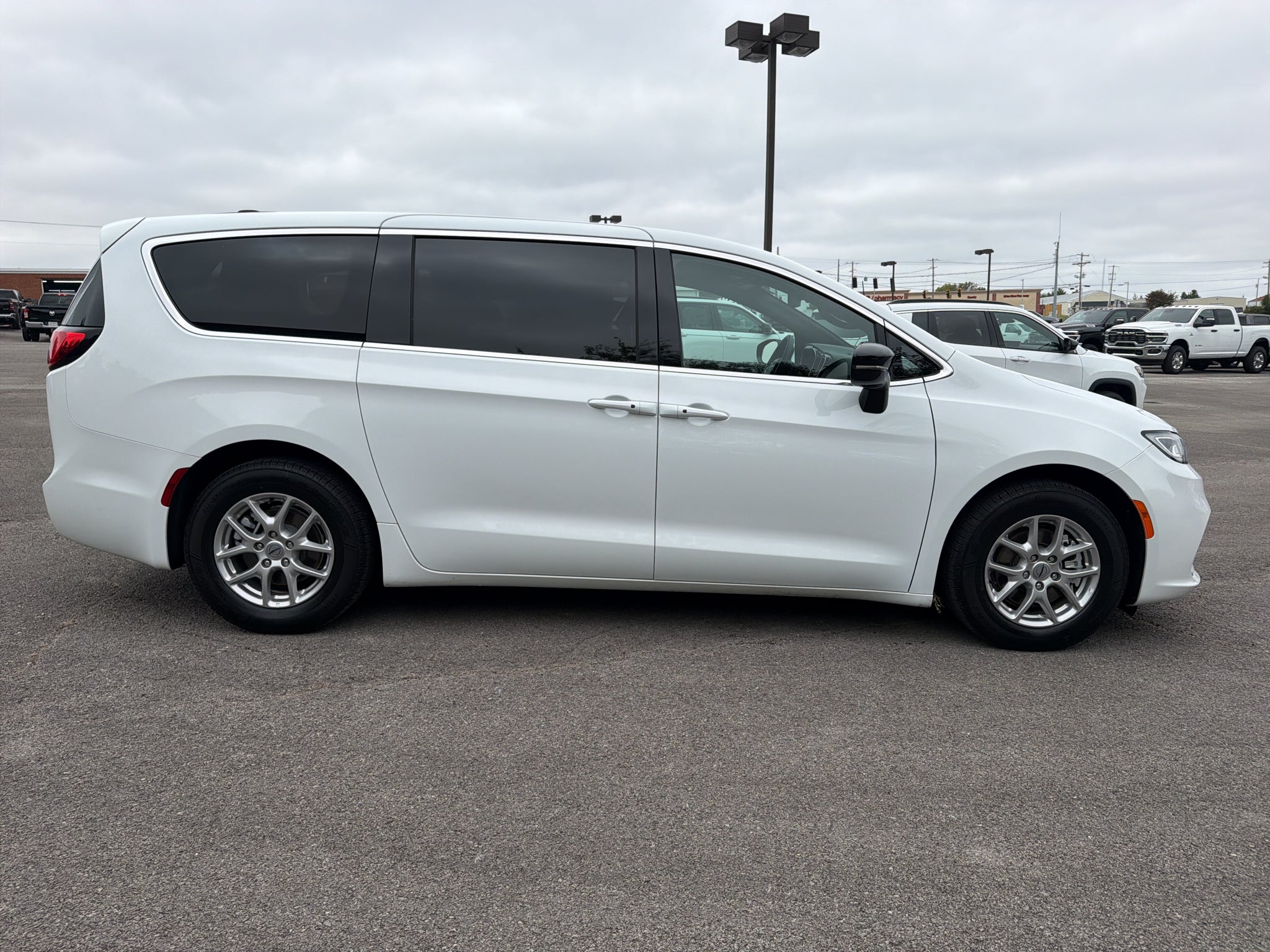 2025 Chrysler Pacifica Select