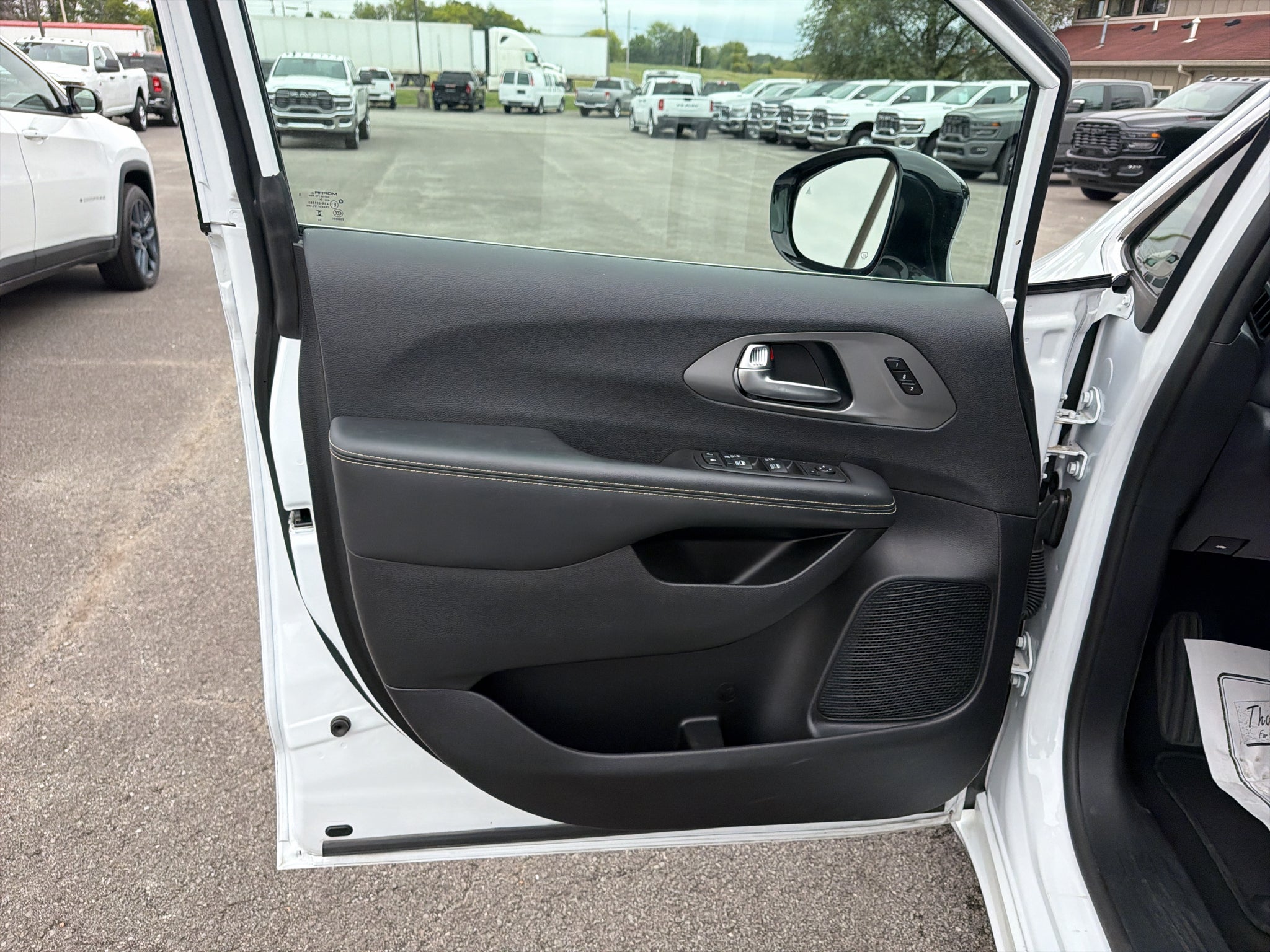 2025 Chrysler Pacifica Select